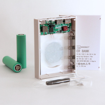 DIY wireless magnetic power bank 4×18650 Li-Ion, white